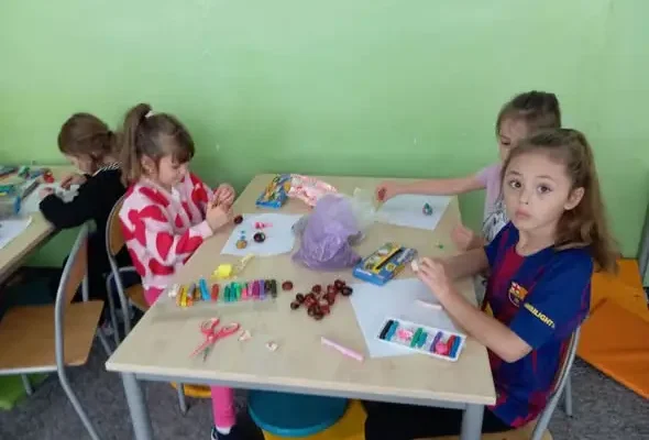 Jesienne stworki w klasach pierwszych – kreatywna lekcja w SP1 Tomlub