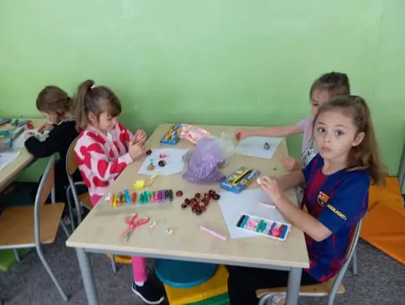 Jesienne stworki w klasach pierwszych – kreatywna lekcja w SP1 Tomlub