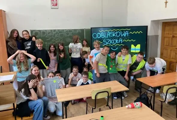 Uczniowie klasy 6b szyli odblaskowe stroje w ramach konkursu „Odblaskowa Szkoła”