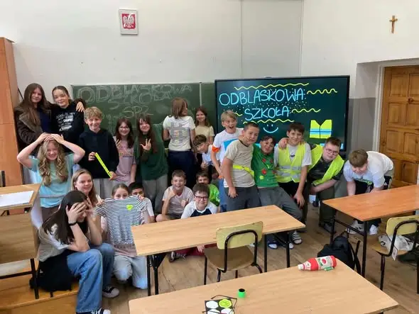 Uczniowie klasy 6b szyli odblaskowe stroje w ramach konkursu „Odblaskowa Szkoła”