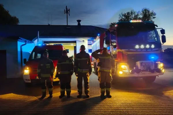Strażacy oddali hołd poległym kolegom. Sygnały świetlno-dźwiękowe o godz. 18:00