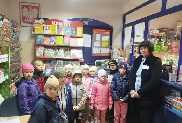 Przedszkolaki z Rachania odwiedziły pocztę – poznały pracę listonosza