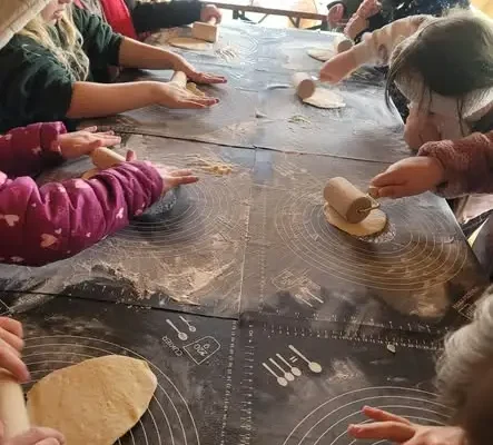 Wycieczka klas 1–3 do Krainy Zabaw „Azyl” w Kolonii Sitno