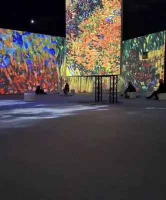 Seniorzy z Klubu Seniora w Lublinie zachwyceni immersyjną wystawą Van Gogha