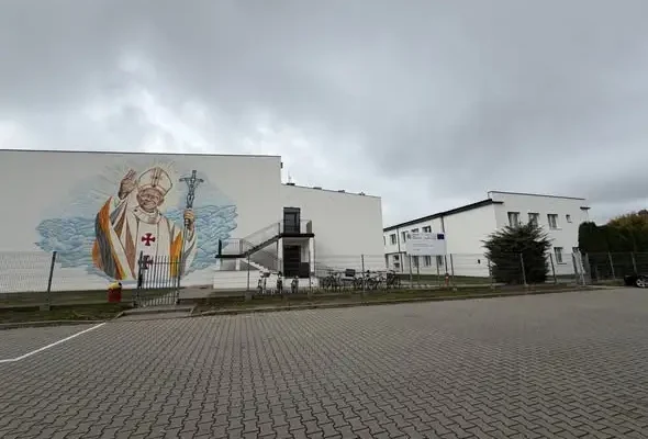 Bełżec: zakończono termomodernizację szkoły z fotowoltaiką i tablicą smogową