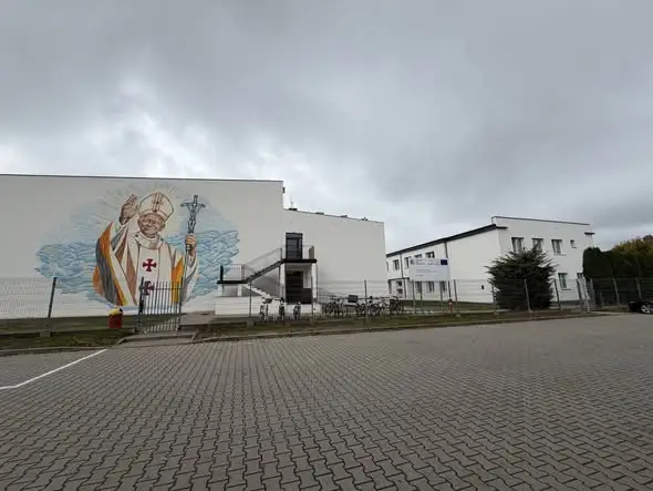 Bełżec: zakończono termomodernizację szkoły z fotowoltaiką i tablicą smogową