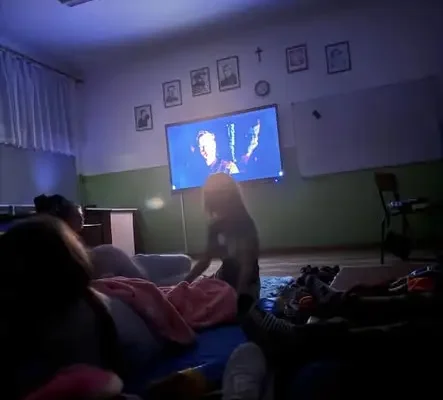 Wieczór filmowy w bibliotece szkolnej w Krynicach