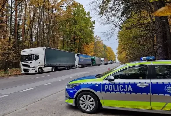 Policja czuwa nad płynnością ruchu na DK17 przy przejściu granicznym w Hrebenne