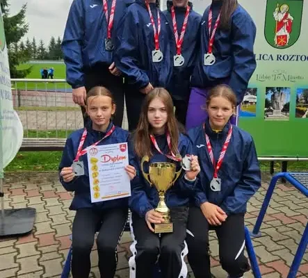 Uczennice ze szkolnej reprezentacji wicemistrzyniami Polski w biegach przełajowych