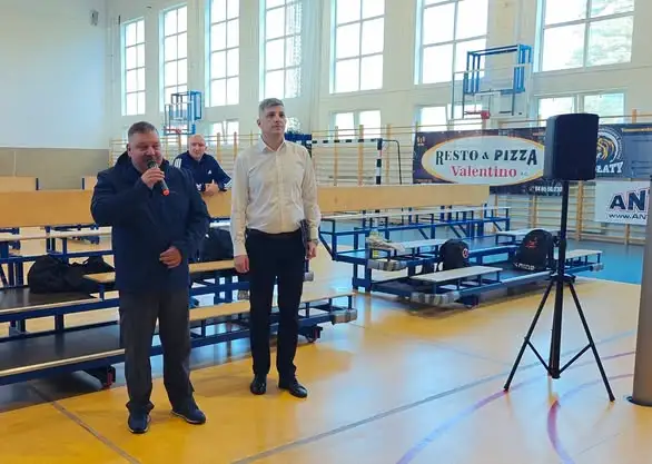 Siatkarskie emocje w Lubyczy Królewskiej – ruszył turniej o Puchar Burmistrza