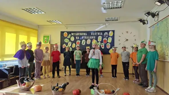 Klasa 2c wystawiła „Witaminową kłótnię na straganie”