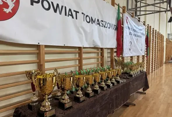 I Święto Sportu Młodzieży Powiatu Tomaszowskiego – 17 szkół, puchary i wspólna rywalizacja