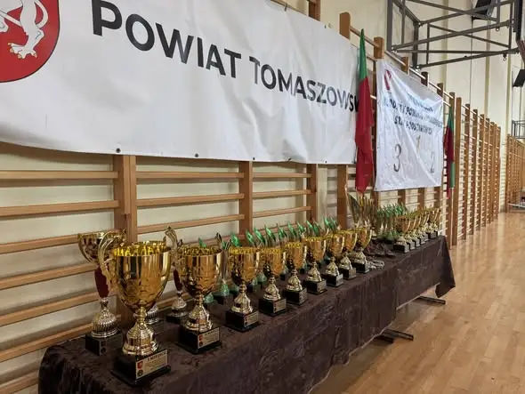 I Święto Sportu Młodzieży Powiatu Tomaszowskiego – 17 szkół, puchary i wspólna rywalizacja