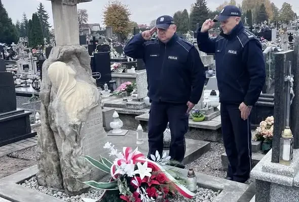 Policjanci z Tomaszowa Lubelskiego oddali hołd zmarłym kolegom