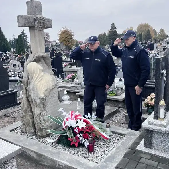 Policjanci z Tomaszowa Lubelskiego oddali hołd zmarłym kolegom