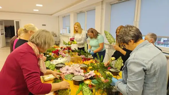 Warsztaty florystyczne w Lubyczy Królewskiej – panie tworzyły kompozycje nagrobne